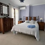 Charming 3-bedroom In Scenic Фрихилиана