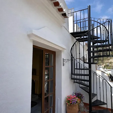 Charming 3-bedroom In Scenic Фрихилиана