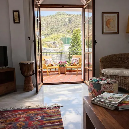 Апартаменты Charming 3-bedroom In Scenic Фрихилиана